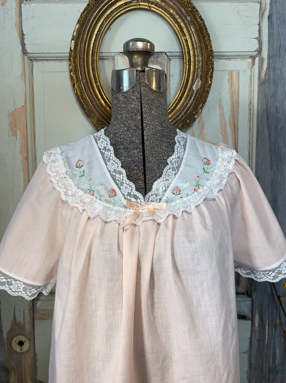 Vintage pink cotton nightgown with embroidery and… - image 2