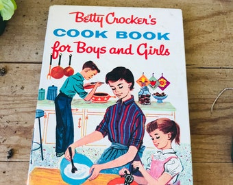 Betty Crockers Cook Book for Boys and Girls, First Edition 1957, Illustrated Colors,  y VintageStudioSupply