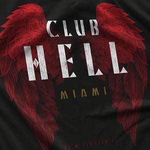 Op de afbeelding: Zwarte stof met een grafisch ontwerp met rode gevederde vleugels en de tekst "CLUB HELL MIAMI" in wit en goud. Het ontwerp bevat het adres "73 W Flagler St."