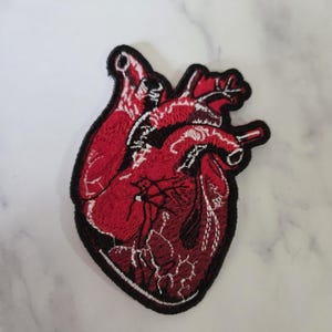 Anatomiskt hjärta Stryk-på-lapp: Broderad tatueringsstil