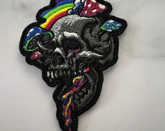 Trippy schedel geborduurde patch: psychedelische paddenstoel opstrijkappliqué