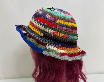 Veelkleurige gehaakte vissershoed: funky beanie van schroot
