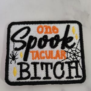 Parche "One Spooktacular Bitch" - Divertido emblema bordado termoadhesivo de Halloween - Insignia sarcástica de telaraña para otoño, regalo para la temporada de Halloween