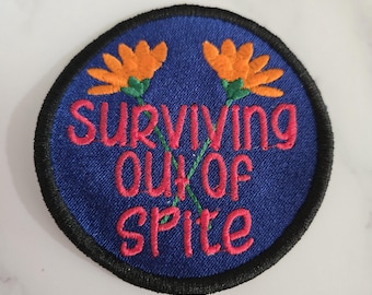 Surviving Out of Spite geborduurde opstrijkpatch - Snarky Funny Patch