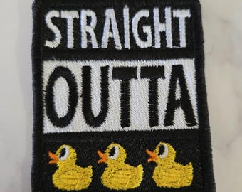 ストレイト・アウタ・ダックスの刺繍入りアイロンパッチ - 皮肉なユーモア