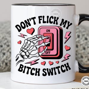 Może przedstawiać: Biały ceramiczny kubek z czarnym uchwytem i obramowaniem. Kubek zawiera napis "DON'T FLICK MY BITCH SWITCH" w kolorze czarnym, z różową grafiką przełącznika i szkieletową dłonią. Różowe serca i błyskawice są również dołączone.