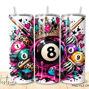 Peut inclure: Un gobelet cylindrique présentant un motif graphique vibrant composé d'une boule de billard numéro huit portant une couronne ornée de bijoux, entourée de boules numérotées un, quatre, six et neuf, de queues de billard et de cœurs roses.
