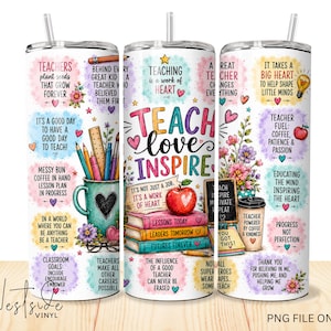 Könnte beinhalten: Ein weißer Becher mit Strohhalm, mit den Worten "Teach Love Inspire" in bunten Buchstaben. Das Design umfasst Bleistifte, Blumen und inspirierende Zitate über das Unterrichten. Ein Geschenk zum Thema Lehrer.