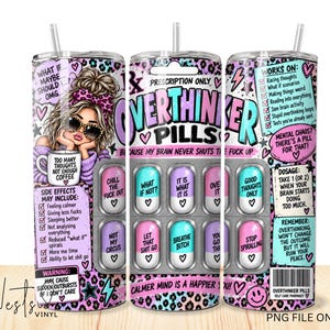 Pode incluir: Um copo cilíndrico com fundo de estampa de leopardo rosa e azul e um personagem de desenho animado segurando uma caneca. O design inclui textos como OVERTHINKER PILLS, listas de efeitos colaterais e gráficos em formato de pílulas.