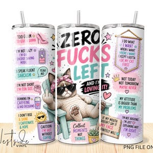 Puede incluir: Un vaso cilíndrico con pajita que muestra un gato con gafas de sol y un pañuelo, sentado en una silla. El diseño incluye el texto ZERO FUCKS LEFT AND I'M LOVING IT, junto con varias frases humorísticas, tacones rosas, tazas de café y estrellas.