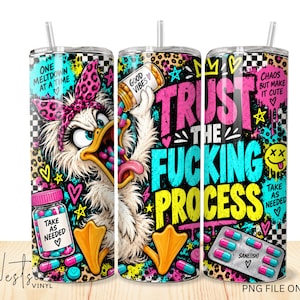 Op de afbeelding: Een cilindrische beker met een witte eend met een roze luipaardprint hoofdband, die een pillenflesje vasthoudt met het label Good Vibes. Het ontwerp bevat de teksten One Meltdown At A Time, Trust The Fucking Process, Chaos But Make It Cute en Take As Needed, met kleurrijke pillen, hartjes, sterren en een dambordpatroon.
