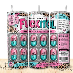 Puede incluir: Un vaso cilíndrico con un fondo de estampado de leopardo y un diseño gráfico que se asemeja a un paquete de medicamentos recetados etiquetado como FUCKITOL. El diseño incluye cápsulas rosas y turquesas con texto y advertencias.