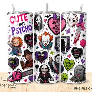 Op de afbeelding: Witte tumbler met horrorfilmkarakters en -zinnen. Het ontwerp bevat Chucky, Pennywise en Freddy Krueger, met teksten als "Cute but Psycho" en "We all float down here". Een roze kettingzaag en een bloedig mes zijn ook afgebeeld.