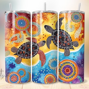 Könnte beinhalten: Drei Edelstahlbecher mit bunten abstrakten Designs mit Meeresschildkröten und Kreisen. Die Becher stehen auf einer Holzoberfläche.