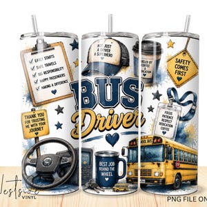 Può includere: Un bicchiere cilindrico a tema autista di autobus con uno scuolabus giallo, un volante, una cartellina con una lista di controllo, una tazza di caffè, un berretto da baseball e un cartello di sicurezza. Il design include testi come Bus Driver, Not Just A Driver A Superhero e Safety Comes First.