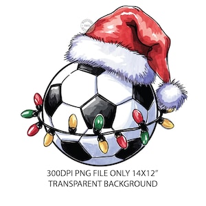 以下が含まれることがあります： サンタ帽とクリスマスライトをつけたサッカーボールのイラスト。ボールは白と黒、帽子は赤と白、ライトは赤、緑、黄色です。画像には「300DPI PNG FILE ONLY 14x12" TRANSPARENT BACKGROUND」というテキストが含まれています。