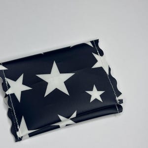 Mini billetera con tarjetero, efectivo, tarjetas de visita y tarjetero de regalo. Cartera de hule de algodón laminado con lunares Black Star.