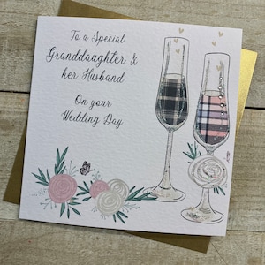 Enkelin und ihr Ehemann / Schwiegersohn Hochzeit Handgemachte Karte - besondere Hochzeitskarte - Flöten, Paar, Hut, Schuhe, Strauß, Herzen