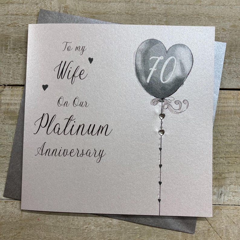 Tarjeta de aniversario número 70 de platino para bisabuelos, esposos, esposas, mamás y papás, mamá y papá, diseño de corazón. imagen 2