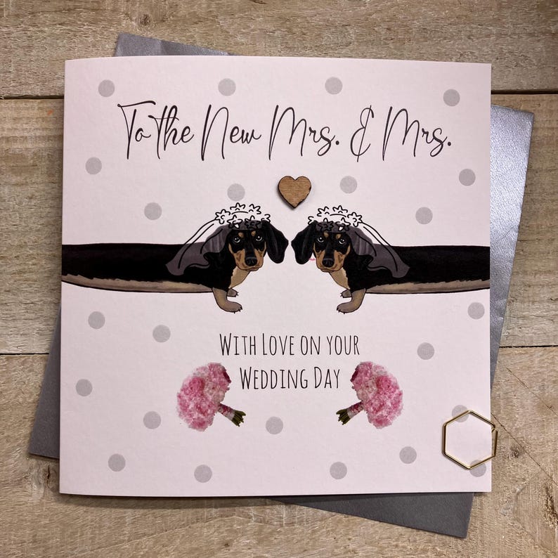 MRS und MRS Same Sex handgemachte Karte - spezielle Hochzeitskarte - Flöten, Blumen, Ringe atemberaubende maßgeschneiderte Karte & Dackel DOGS - MRS MRS
