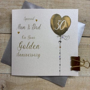 Mamá y papá - Tarjeta dorada hecha a mano del 50 aniversario con diseño de corazón brillante o copas de champán. Abuelos, esposa, esposo.