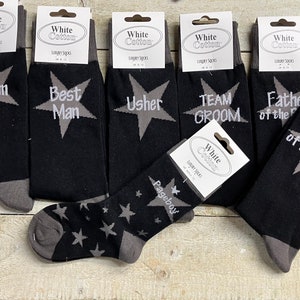 Calcetines/tarjetas de boda: padrinos de boda, acomodadores, pajes, padre de la novia/novio, padrinos de boda. Regalos/tarjetas de agradecimiento. Regalos para despedidas de soltero y soltera.