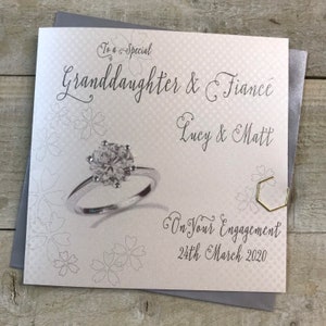 Tarjeta para nieta y prometida o nieto y prometida: diseño de anillo de compromiso, tarjeta personalizada hecha a mano con corte princesa, lágrima, solitario