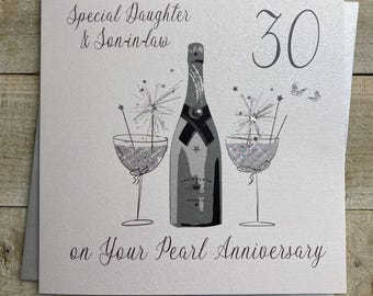 Può includere: Un biglietto d'auguri argentato e bianco con una bottiglia di champagne e due bicchieri. Il biglietto dice "Special Daughter & Son-in-law 30 on Your Pearl Anniversary".