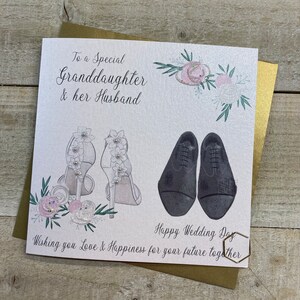 Enkelin und ihr Mann / Schwiegerenkel Hochzeit Handgemachte Karte - besondere Hochzeitskarte - Flöten, Paar, Hut, Schuhe, Blumenstrauß, Herzen