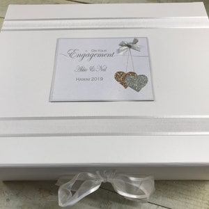 パーソナライズされた婚約記念ボックスとフォトアルバム - リングまたはハートのデザイン、婚約の思い出 - 特別な記念ボックス