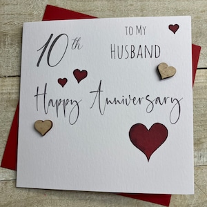 1 2 3 4 5 6 7 8 9 10 15 20 25 30 Man of vrouw handgemaakte jubileumkaart - rood / houten harten