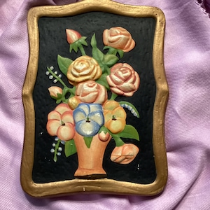 Vintage floral Chalkware plaque, vintage Chalkware plaque of vase with a floral bouquet, vintage chalkware plaque, MCM chalkware