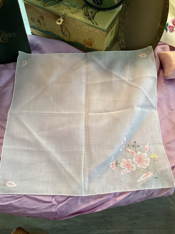 Beautiful vintage handkerchief with appliquéd pin… - image 2