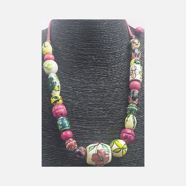 Collier vintage en céramique peint à la main en bois de porcelaine avec cordon rose réglable