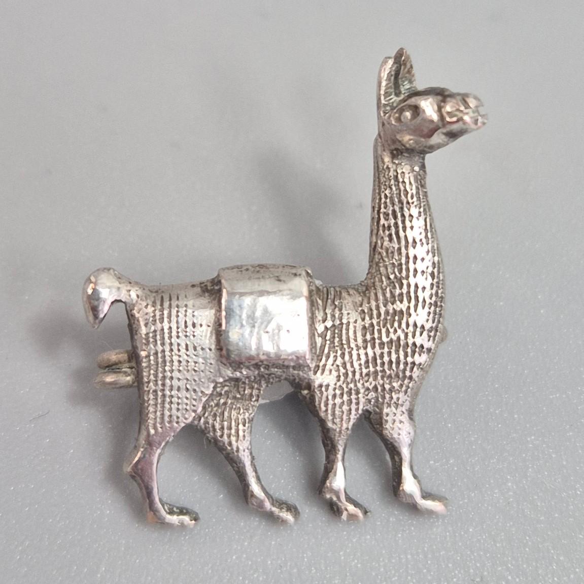 Broche Résine Argentée Motif Lama - Occasion, En Parfait état, Sans Marque