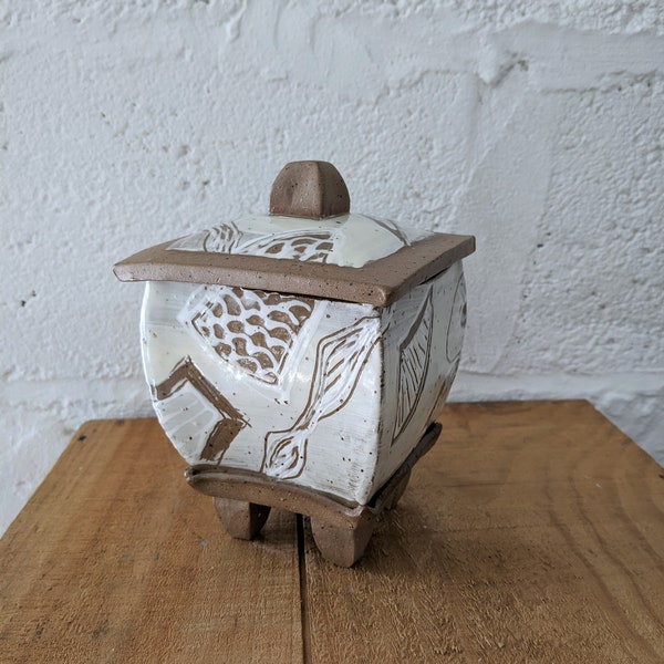 square jar, cannister, small jar, pottery jar, pottery cannister