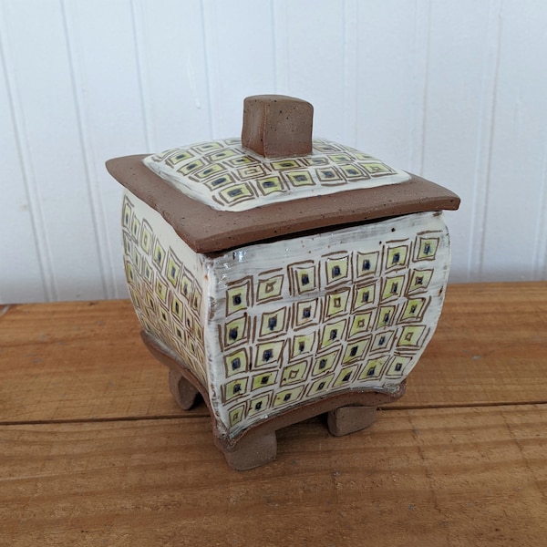 Square pottery jar with square pattern