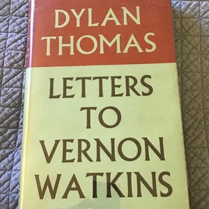 Puede incluir: Un libro antiguo de tapa dura titulado "Letters to Vernon Watkins" de Dylan Thomas. La cubierta del libro es roja con texto blanco y tiene una columna vertebral verde con texto marr&oacute;n.