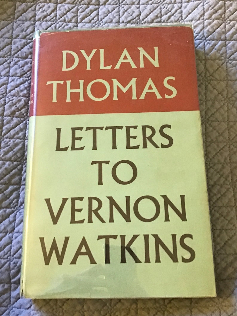 Puede incluir: Un libro antiguo de tapa dura titulado "Letters to Vernon Watkins" de Dylan Thomas. La cubierta del libro es roja con texto blanco y tiene una columna vertebral verde con texto marr&oacute;n.