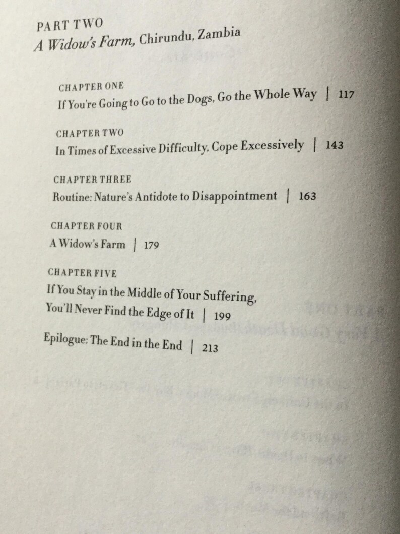 Puede incluir: P&aacute;gina de un libro con el t&iacute;tulo "A Widow's Farm, Chirundu, Zambia" y t&iacute;tulos de cap&iacute;tulos como "If You're Going to Go to the Dogs, Go the Whole Way" y "In Times of Excessive Difficulty, Cope Excessively". Los n&uacute;meros de p&aacute;gina son visibles.