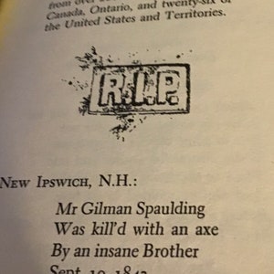 Pu&ograve; includere: Un'immagine in bianco e nero di una lapide con il testo "NEW IPSWICH, N.H.: Mr Gilman Spaulding Was kill'd with an axe By an insane Brother Sept. 19, 1842 Aet. 38" su di essa. La lapide &egrave; circondata da un'immagine in bianco e nero di un timbro RIP.
