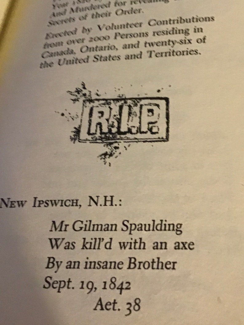 Pu&ograve; includere: Un'immagine in bianco e nero di una lapide con il testo "NEW IPSWICH, N.H.: Mr Gilman Spaulding Was kill'd with an axe By an insane Brother Sept. 19, 1842 Aet. 38" su di essa. La lapide &egrave; circondata da un'immagine in bianco e nero di un timbro RIP.
