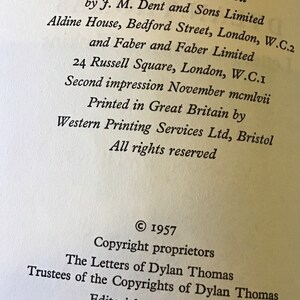 Puede incluir: Una imagen en blanco y negro de la p&aacute;gina de derechos de autor de un libro. El texto incluye el t&iacute;tulo "The Letters of Dylan Thomas", la fecha de copyright "1957", y los nombres de los propietarios de los derechos de autor y los colaboradores editoriales.