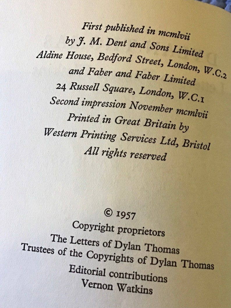 Puede incluir: Una imagen en blanco y negro de la p&aacute;gina de derechos de autor de un libro. El texto incluye el t&iacute;tulo "The Letters of Dylan Thomas", la fecha de copyright "1957", y los nombres de los propietarios de los derechos de autor y los colaboradores editoriales.