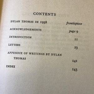Puede incluir: Un libro titulado "Dylan Thomas en 1938" con una tabla de contenido que enumera los cap&iacute;tulos: "Dylan Thomas en 1938", "Agradecimientos", "Introducci&oacute;n", "Cartas", "Ap&eacute;ndice de escritos de Dylan Thomas" e "&Iacute;ndice" con los n&uacute;meros de p&aacute;gina correspondientes.