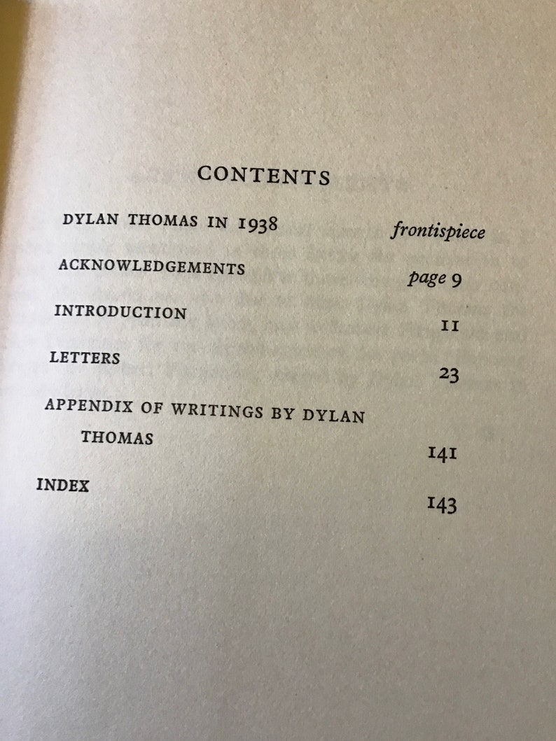 Puede incluir: Un libro titulado "Dylan Thomas en 1938" con una tabla de contenido que enumera los cap&iacute;tulos: "Dylan Thomas en 1938", "Agradecimientos", "Introducci&oacute;n", "Cartas", "Ap&eacute;ndice de escritos de Dylan Thomas" e "&Iacute;ndice" con los n&uacute;meros de p&aacute;gina correspondientes.