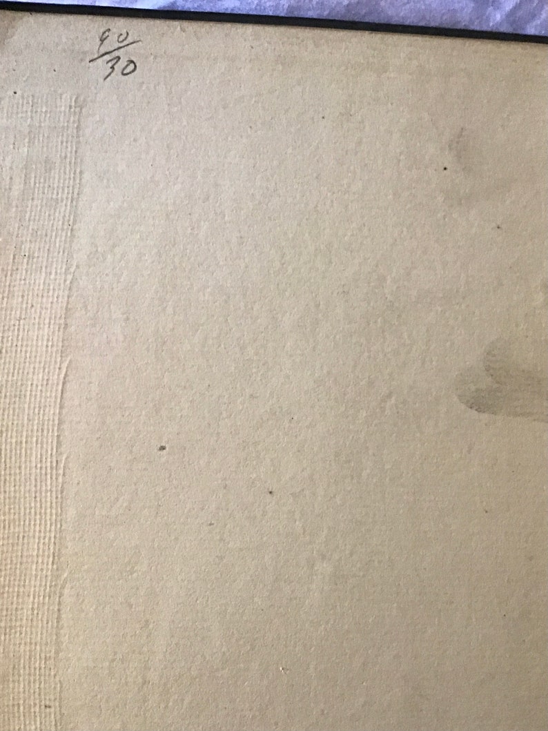 Op de afbeelding: Een close-up van een beige papieroppervlak met het nummer "60/30" geschreven in zwarte inkt.