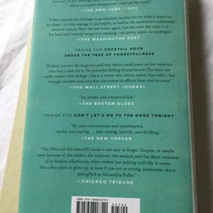 Puede incluir: Un libro con una cubierta turquesa. El t&iacute;tulo "Praise for Leaving Before the Rains Come" es visible. Citas de peri&oacute;dicos como The New York Times y The Washington Post est&aacute;n impresas. ISBN visible.