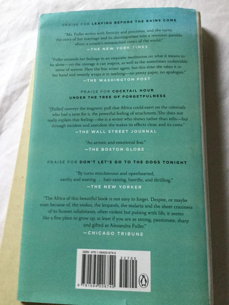 Puede incluir: Un libro con una cubierta turquesa. El t&iacute;tulo "Praise for Leaving Before the Rains Come" es visible. Citas de peri&oacute;dicos como The New York Times y The Washington Post est&aacute;n impresas. ISBN visible.