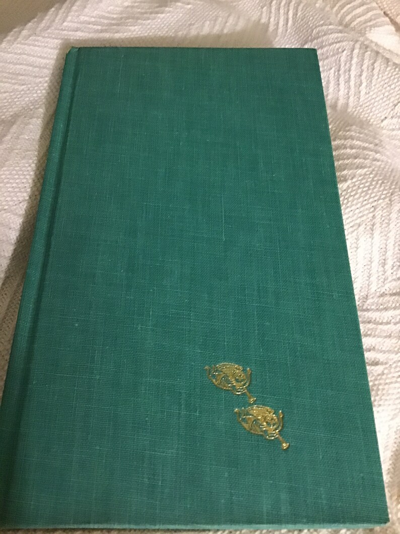 Pu&ograve; includere: Un libro rilegato in verde con accenti in foglia d'oro sulla copertina.